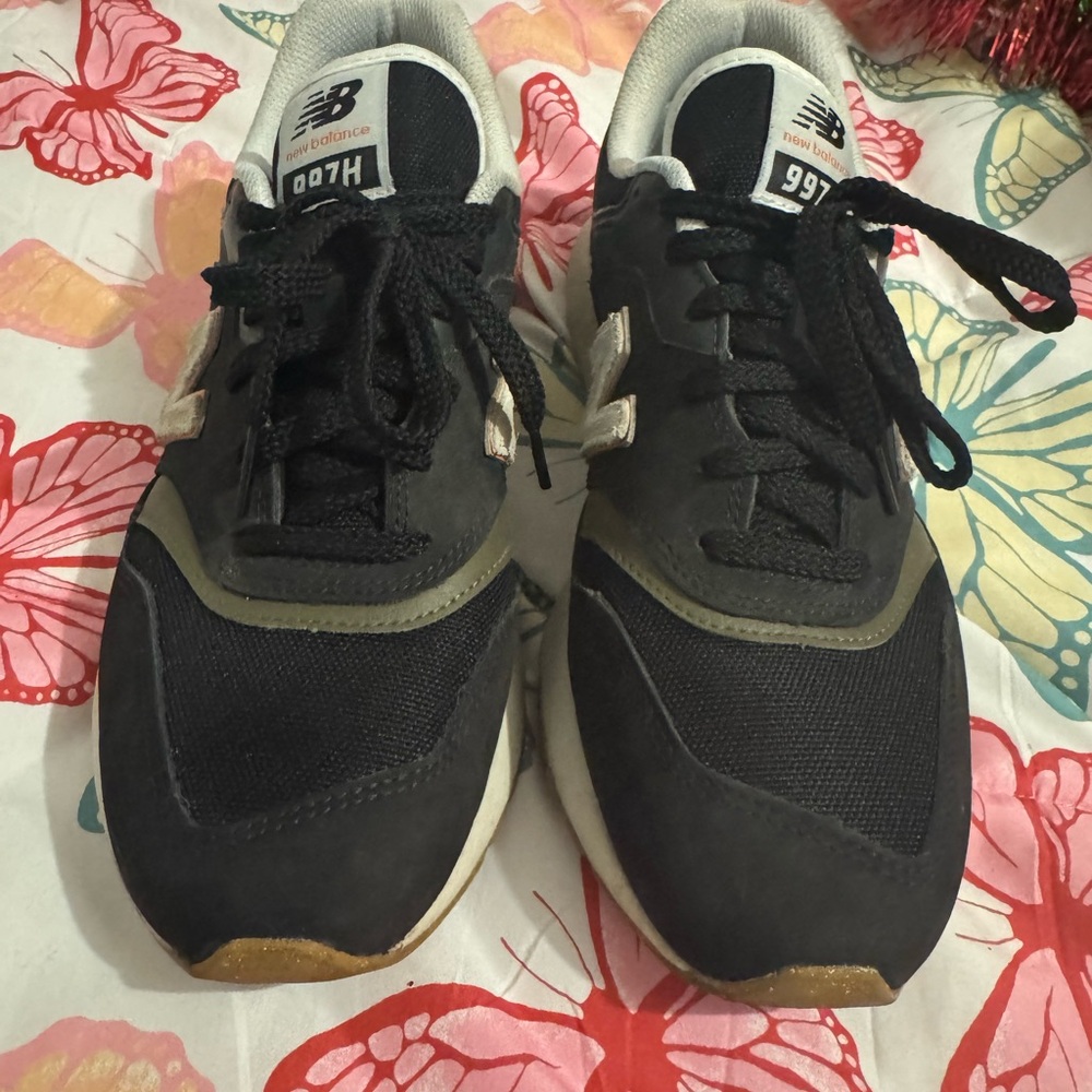 New Balance Black Sneakers with Mesh Upper and Athletic Design